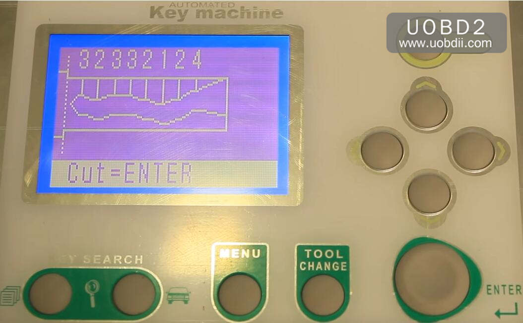 How to Use V8X6 Key Cutting Machine to Cut New Key for VW HU66 (8)