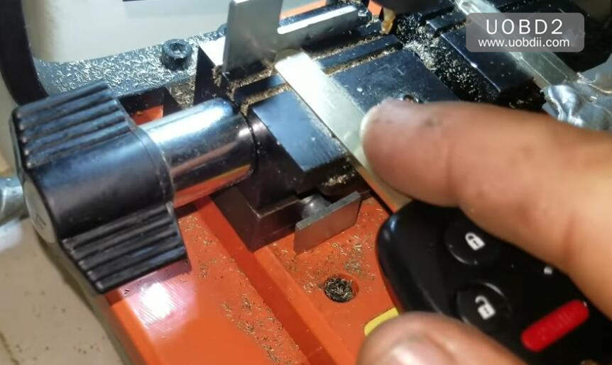 How to Use 368A Key Cutting Machine Cut Honda Laser Key (2)