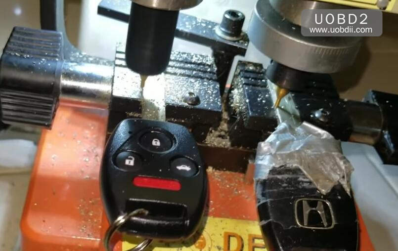 How to Use 368A Key Cutting Machine Cut Honda Laser Key (8)